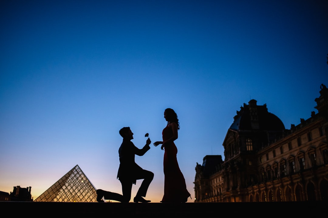 cặp đôi lãng mạn ở Paris