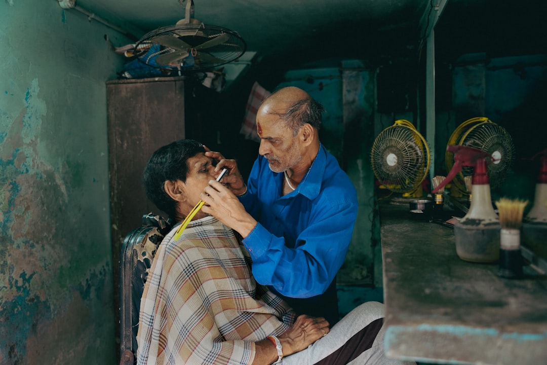 chồng chăm sóc vợ bị ốm