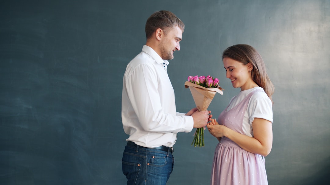 người chồng tặng hoa cho vợ
