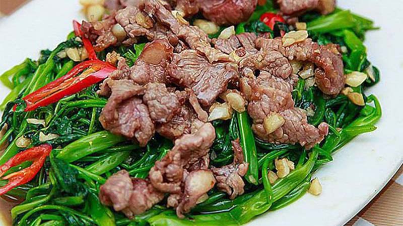 thịt bò xào rau muống đĩa