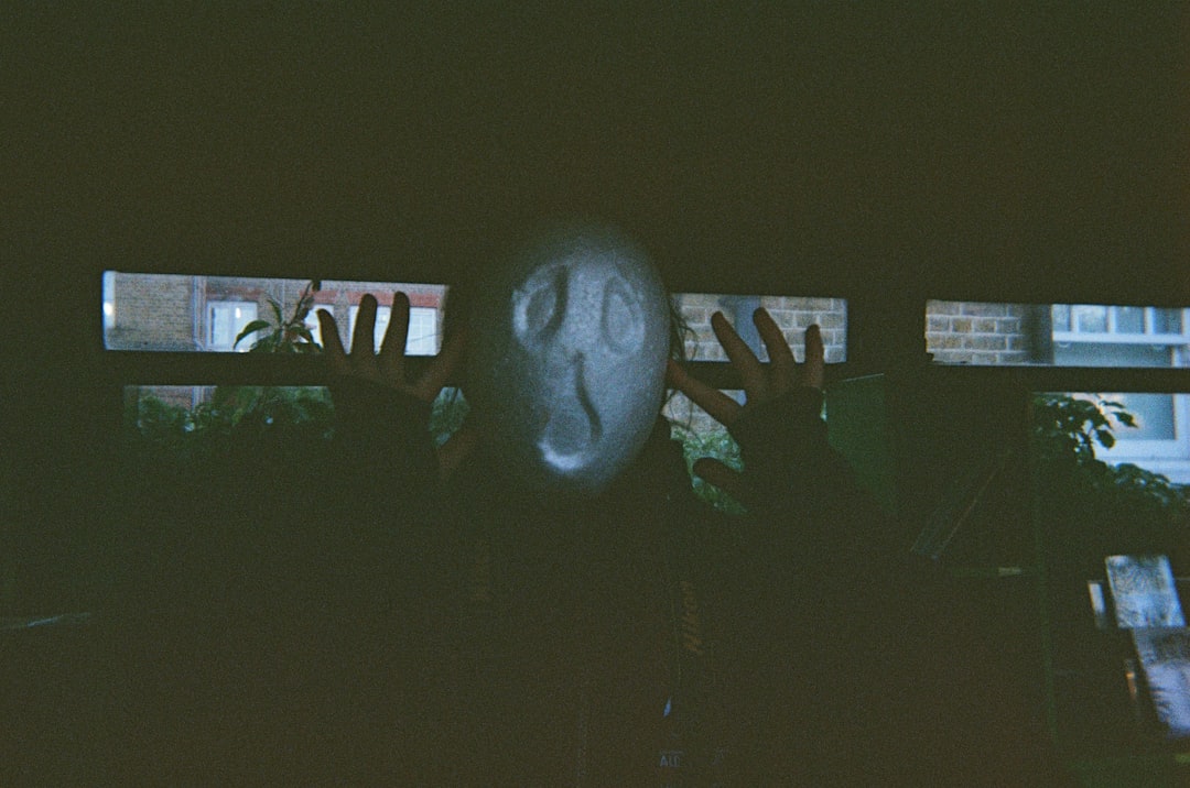 bóng ma bịt mặt