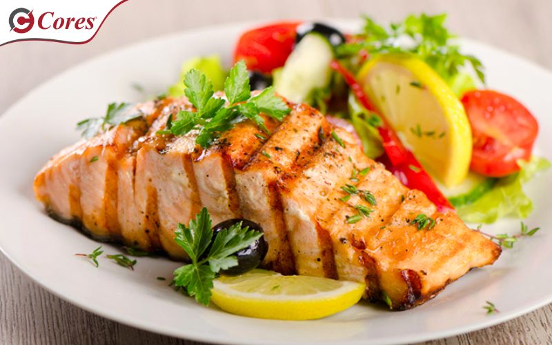 cá hồi áp chảo trên chảo
