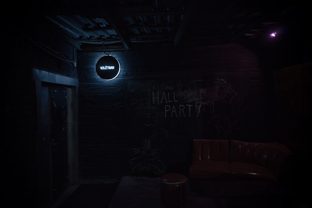 căn phòng tối rùng rợn