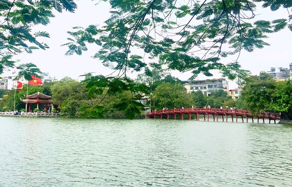 Cầu Thê Húc Hồ Gươm