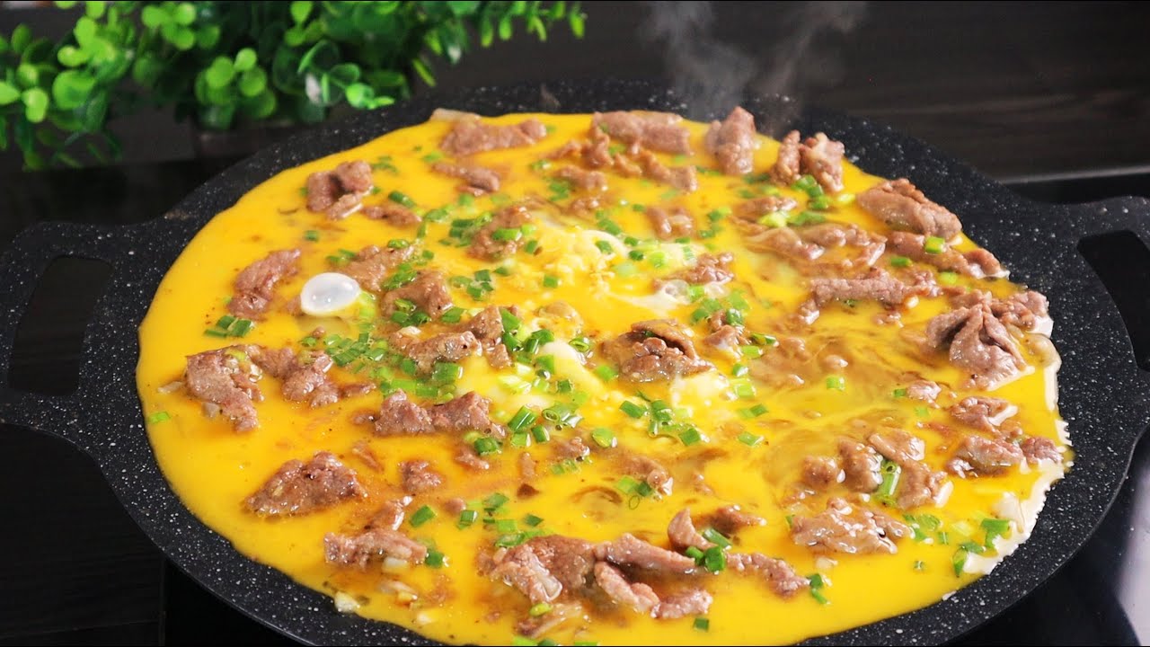 chiên trứng thịt băm trên chảo