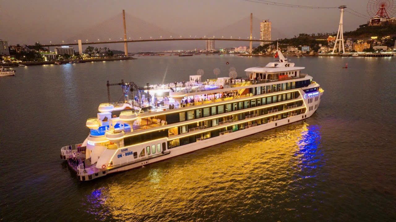 du thuyền sang trọng trên vịnh