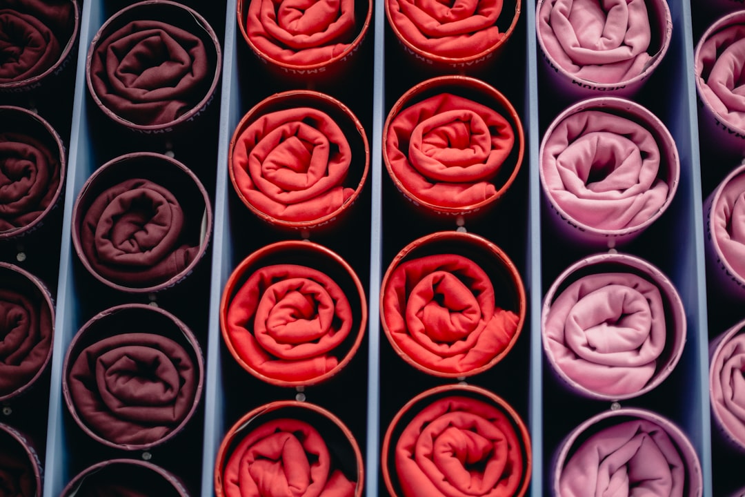 gấp cuộn tròn quần áo