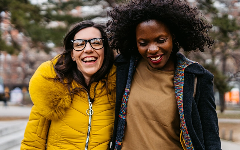 gia đình cười vui vẻ