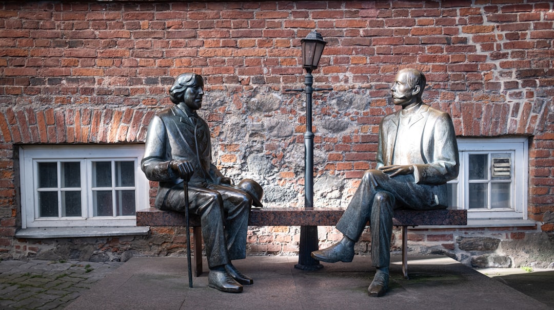 hai người đàn ông thì thầm