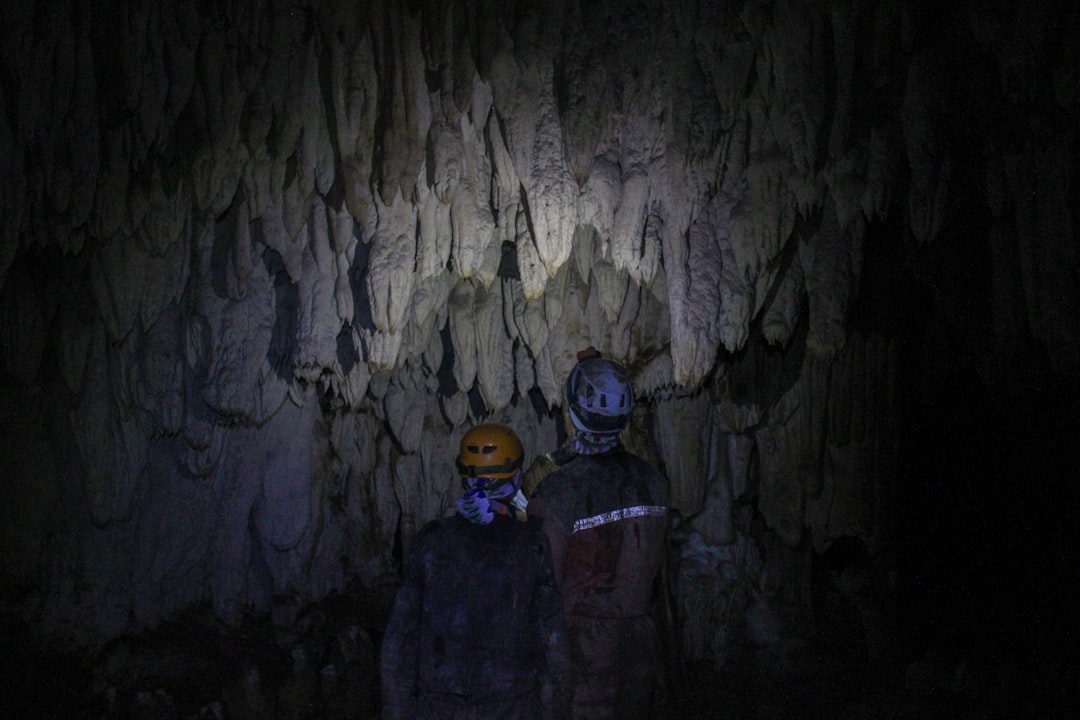 khám phá hang động