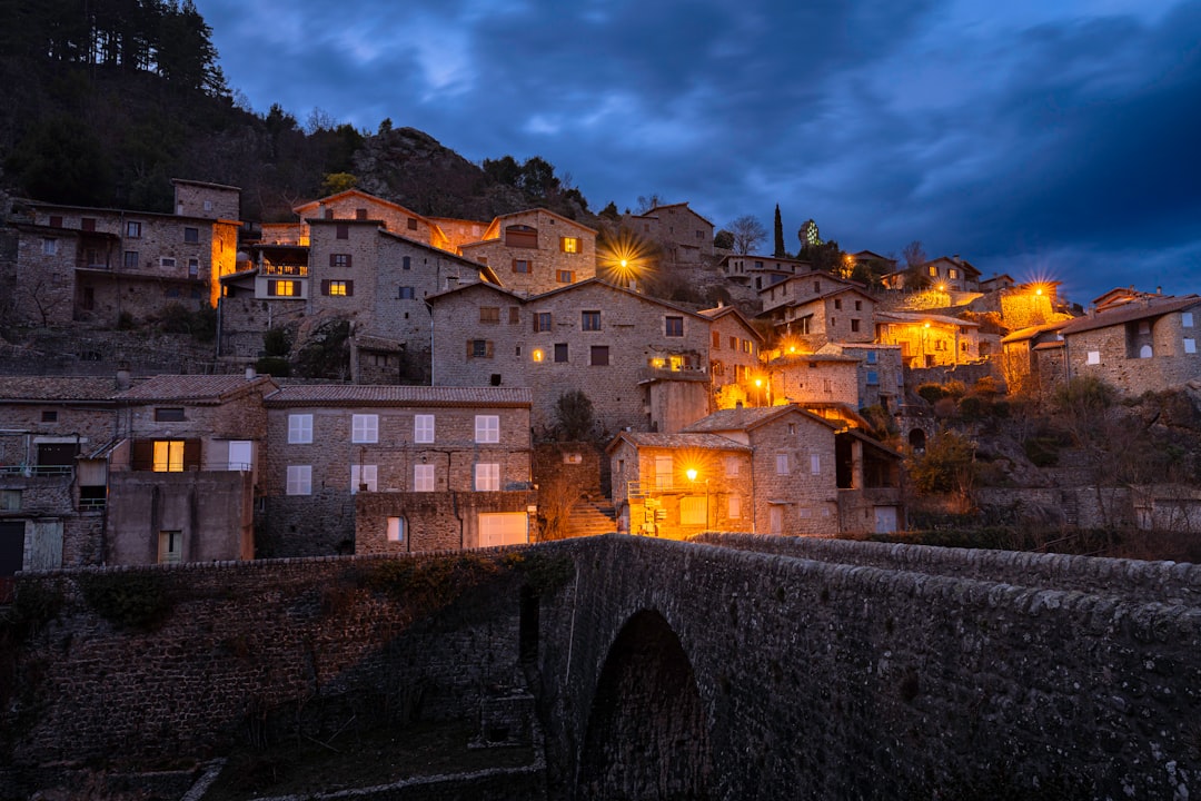 làng cổ đêm tối