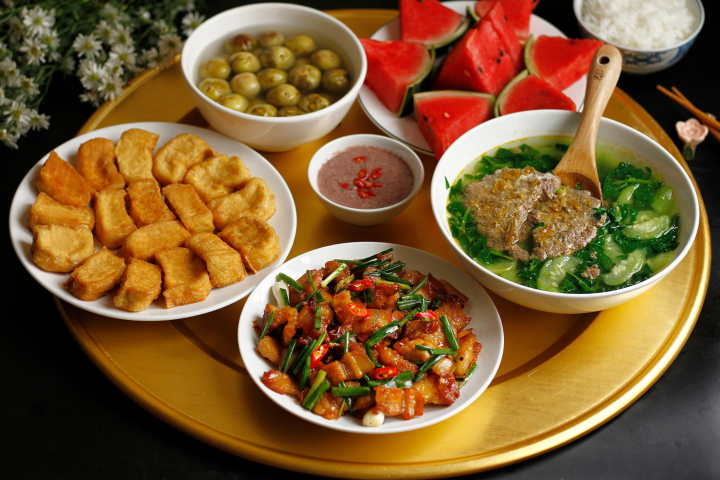 mâm cơm gia đình miền Bắc