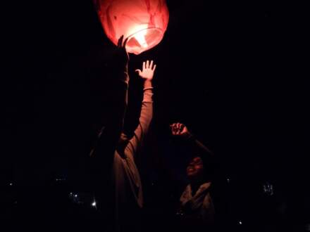 Truyện ma mỗi ngày: Người đàn ông cầm đèn lồng – Nỗi sợ từ bóng tối