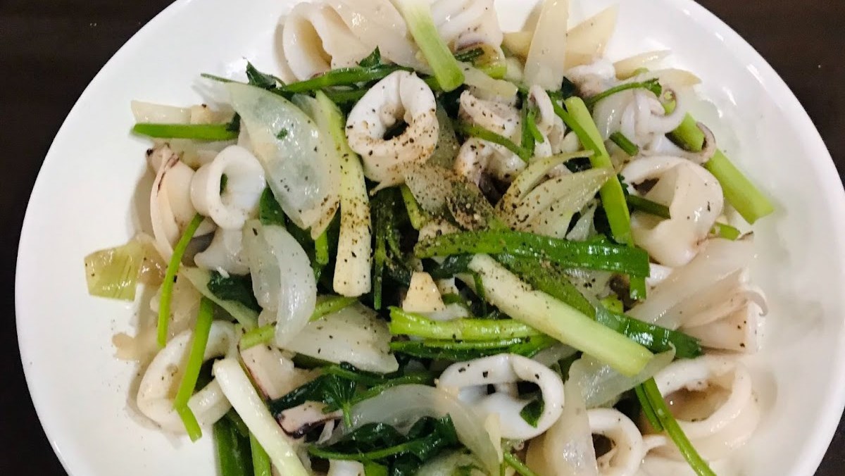 rau củ làm mực xào