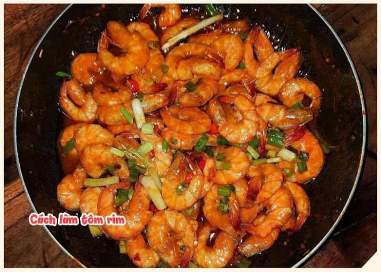 Tôm rim mặn ngọt: Bí quyết cho bữa cơm nhà đậm vị