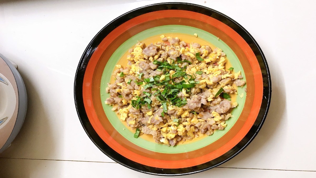 trộn trứng với thịt băm