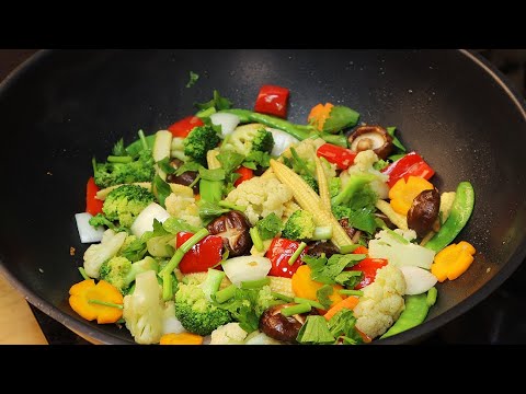 xào rau củ trên chảo
