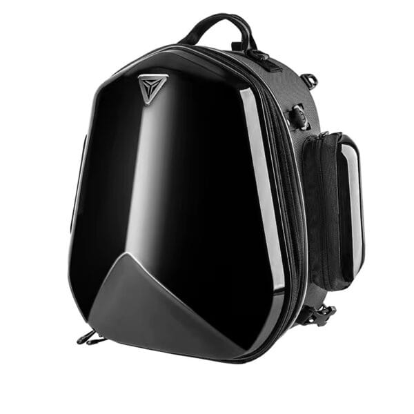 Ba lô và túi chống nước buộc gọn gàng trên yên xe máy