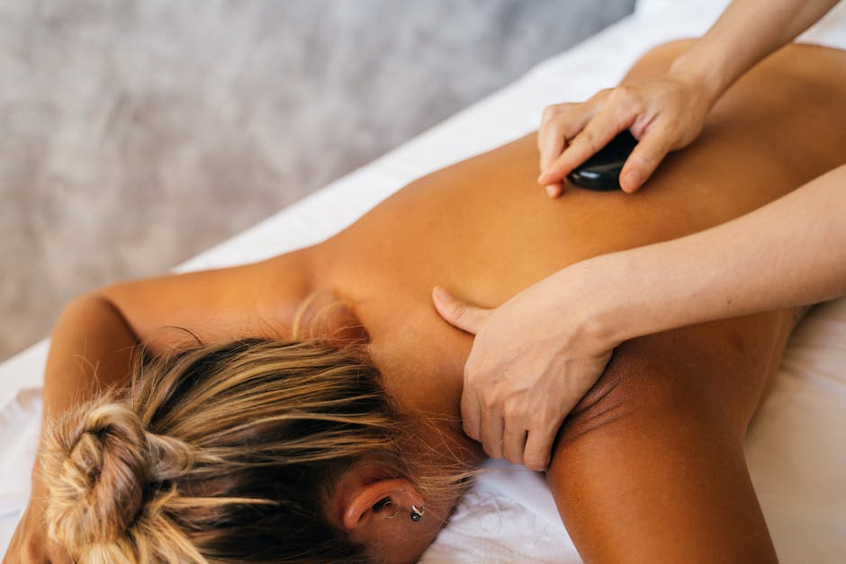 Bàn tay đang massage nhẹ nhàng vùng bụng