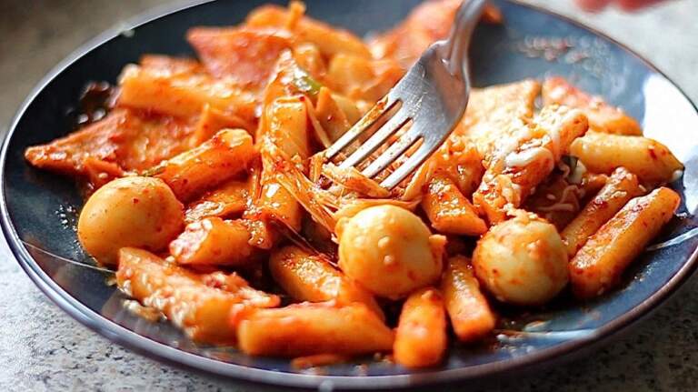Bánh Gạo Cay Tokbokki: Món Ngon Dễ Làm Tại Nhà Cho Người Bận Rộn