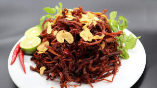 Bò Khô Cháy Tỏi Tự Làm: Món Ăn Vặt Đậm Đà Cho Gia Đình