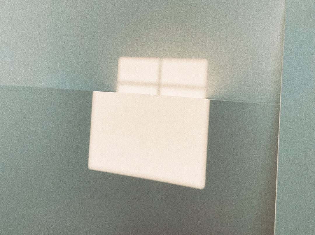 bóng trắng lướt qua cửa sổ