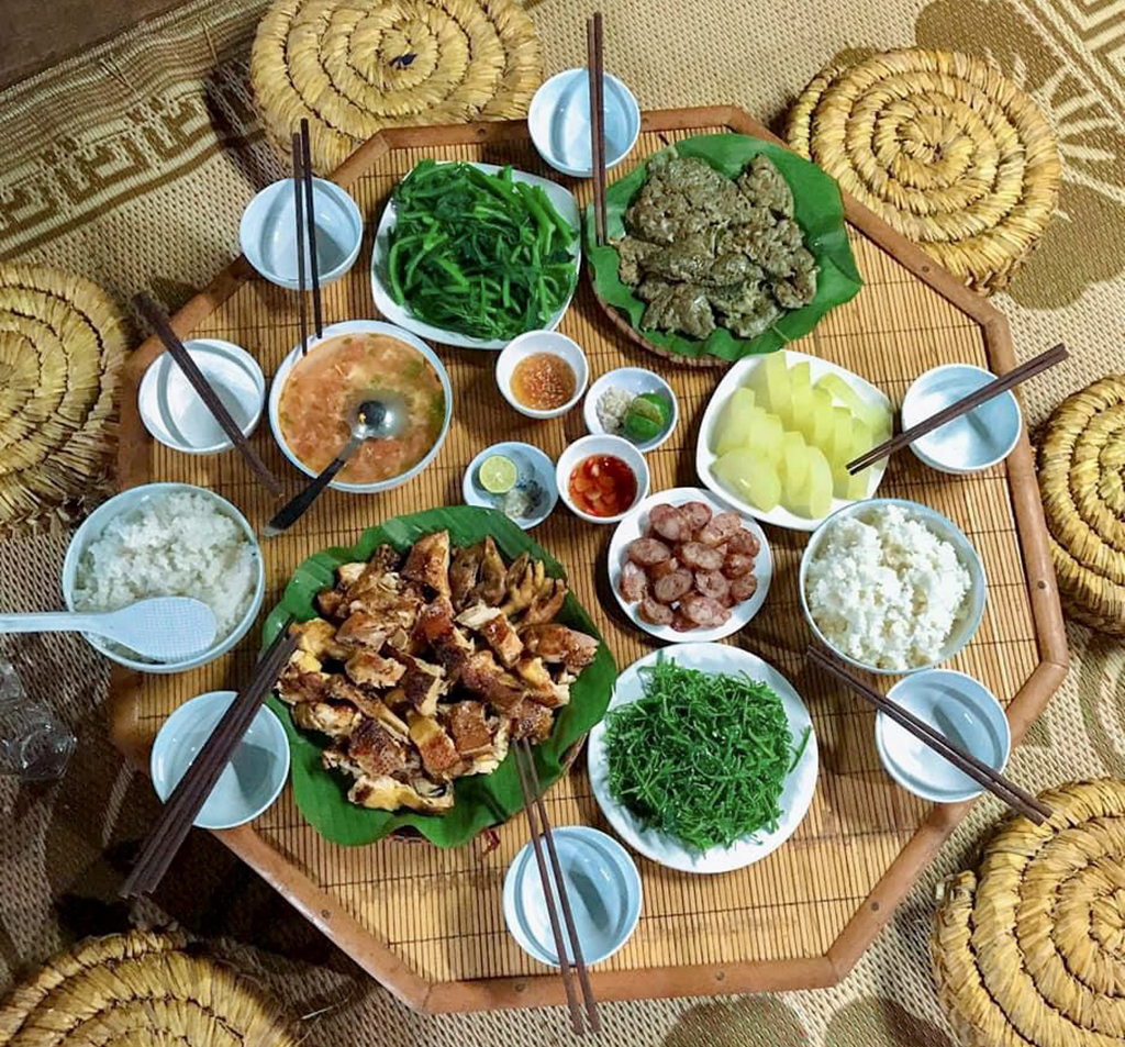 Bữa ăn gia đình tại homestay địa phương