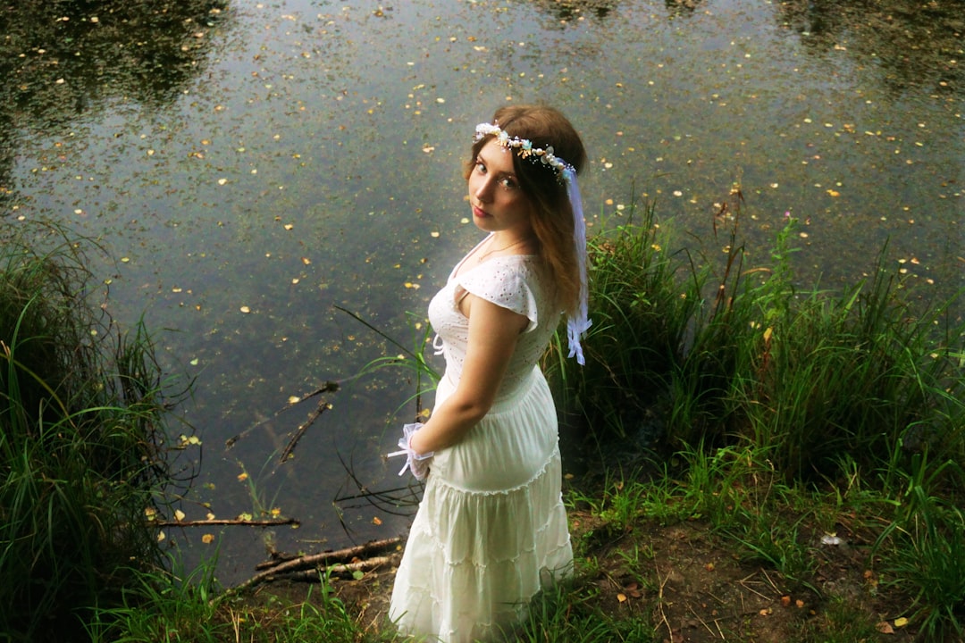 cô gái áo dài trắng ma mị