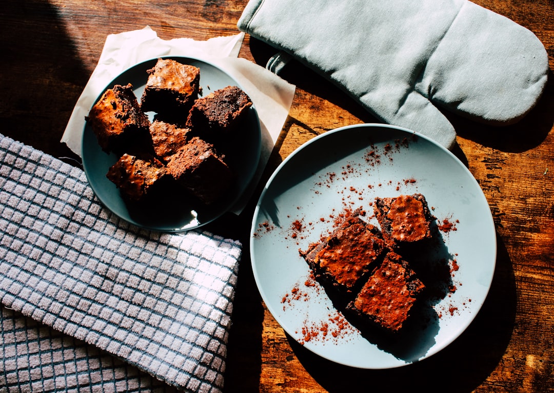 đầu bếp nếm món ăn