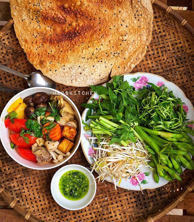 Đĩa rau xanh tươi và bún ăn kèm lẩu