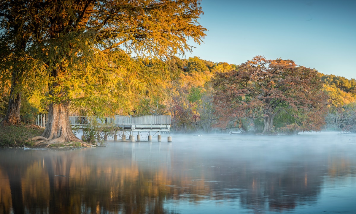 Du khách thư giãn bên hồ bơi trên boong tàu