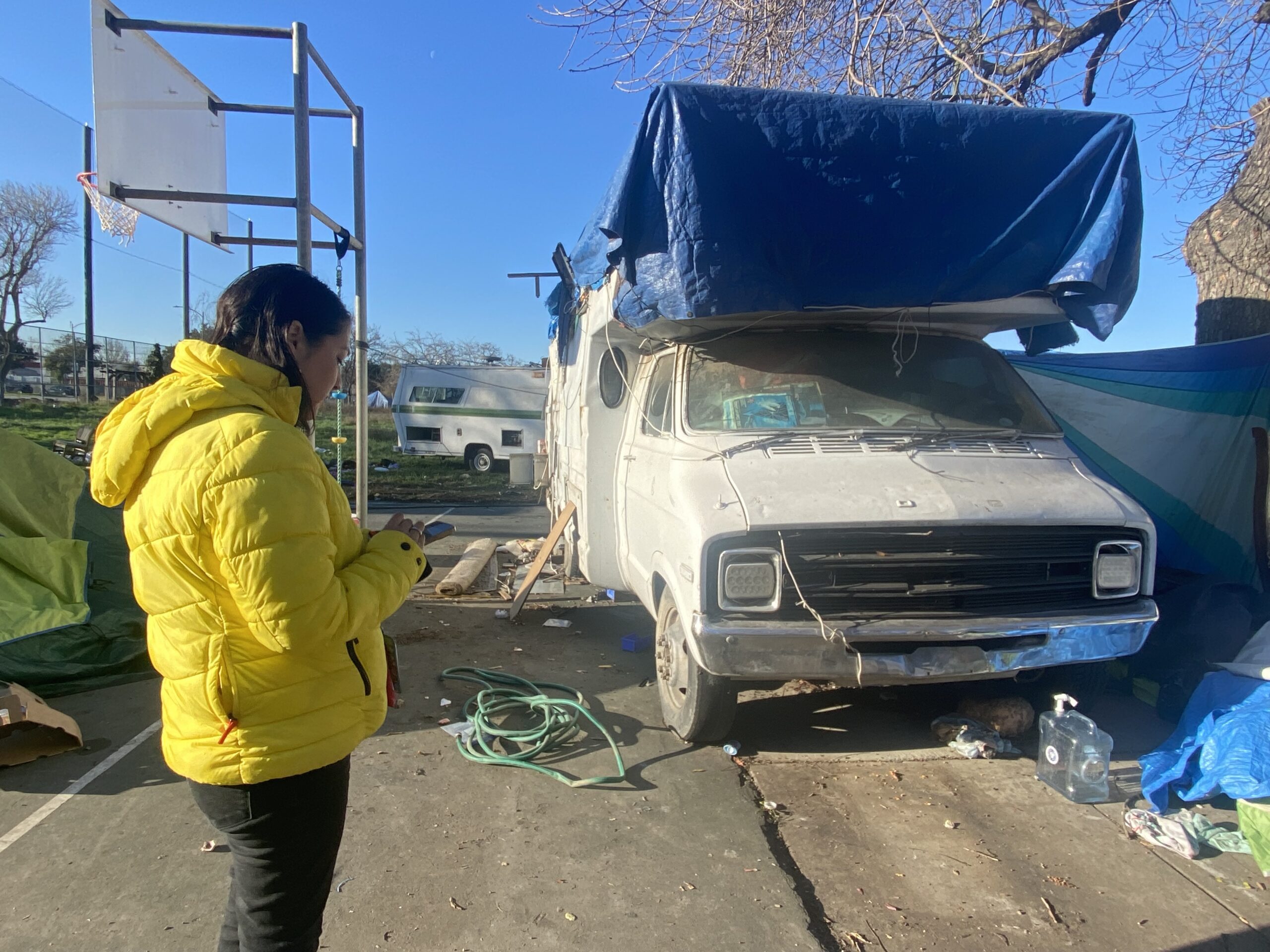 Gia đình chuẩn bị đồ đạc lên xe camper van