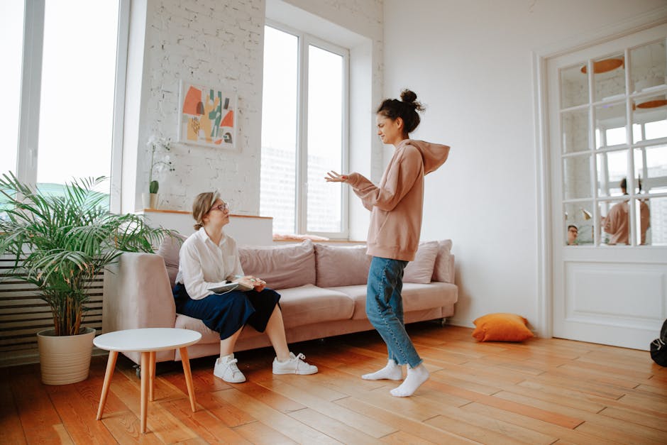 Hai con chó giao tiếp qua hàng rào