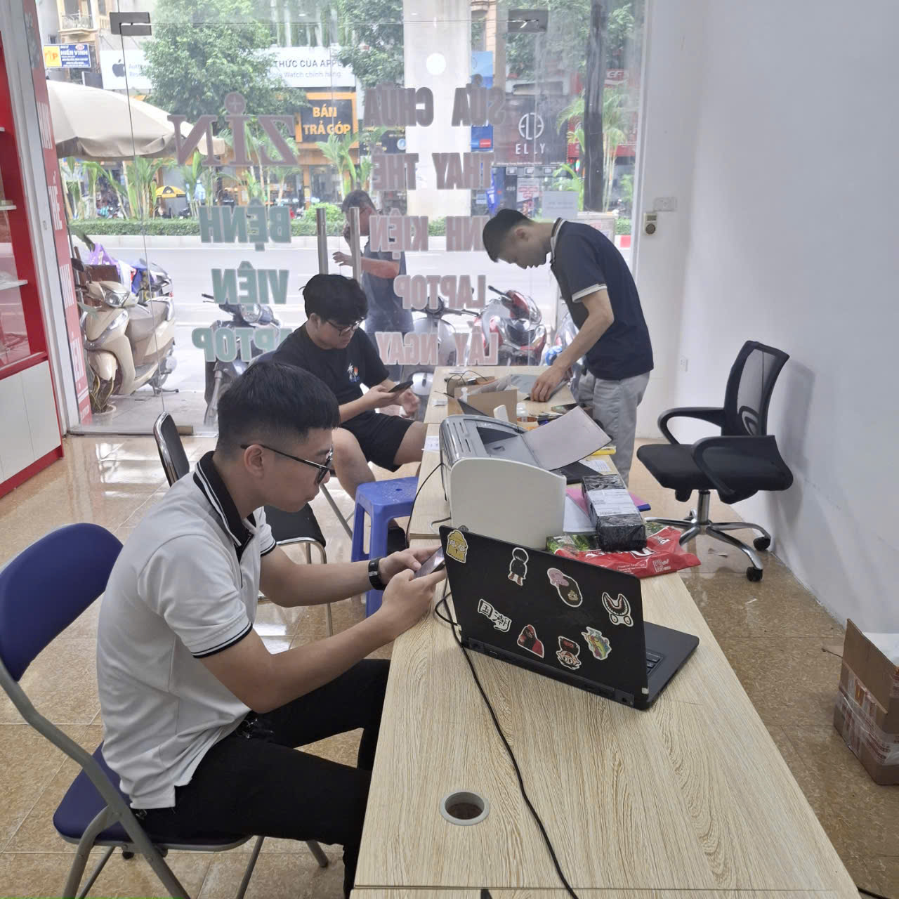 Kỹ thuật viên đang lắp đặt ổ cứng SSD vào máy tính