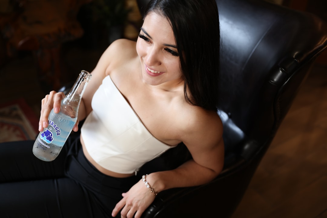 Ly nước lọc và chai oresol trên bàn