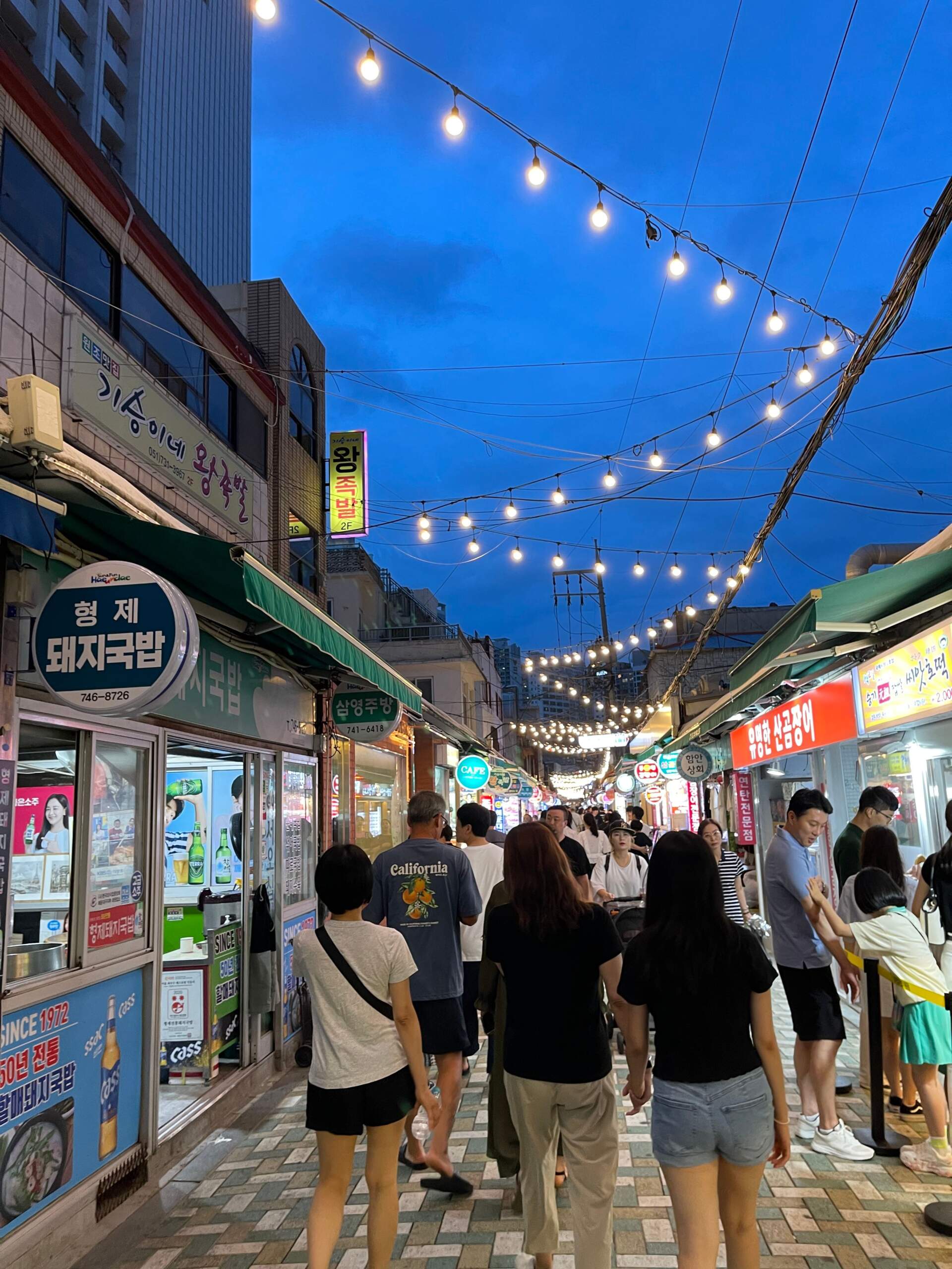 Một khu chợ truyền thống nhộn nhịp