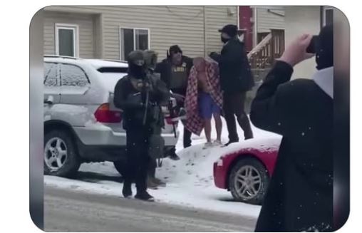 Người đàn ông kiểm tra lốp xe máy trước chuyến đi