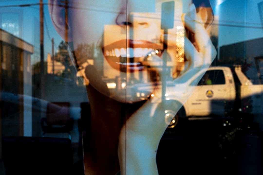 Người đang cau mày nhìn vào màn hình máy tính với nội dung lặp lại