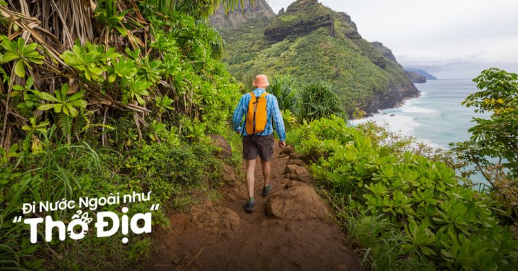 Người đang đặt vé máy bay và phòng khách sạn trên máy tính