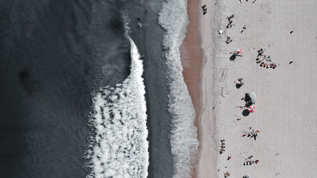 Người đang ép chặt hai mảnh nhựa đã được thoa keo