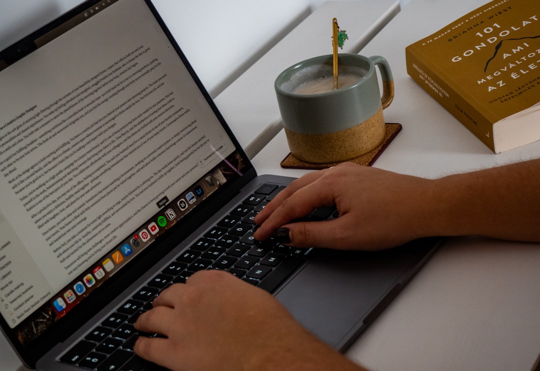 Người dùng đang gõ mật khẩu mới trên bàn phím máy tính