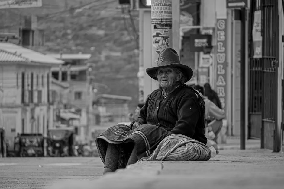 Người dùng kiểm tra lịch sử giao dịch trên ứng dụng ví điện tử