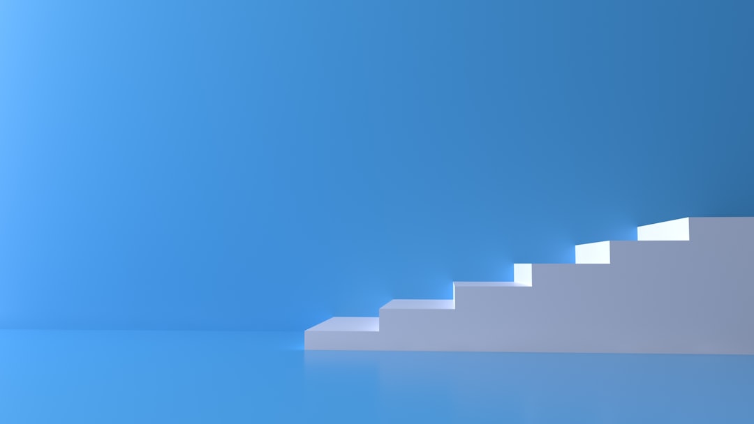 Người dùng xem màn hình máy tính với giao diện công cụ AI tạo kịch bản