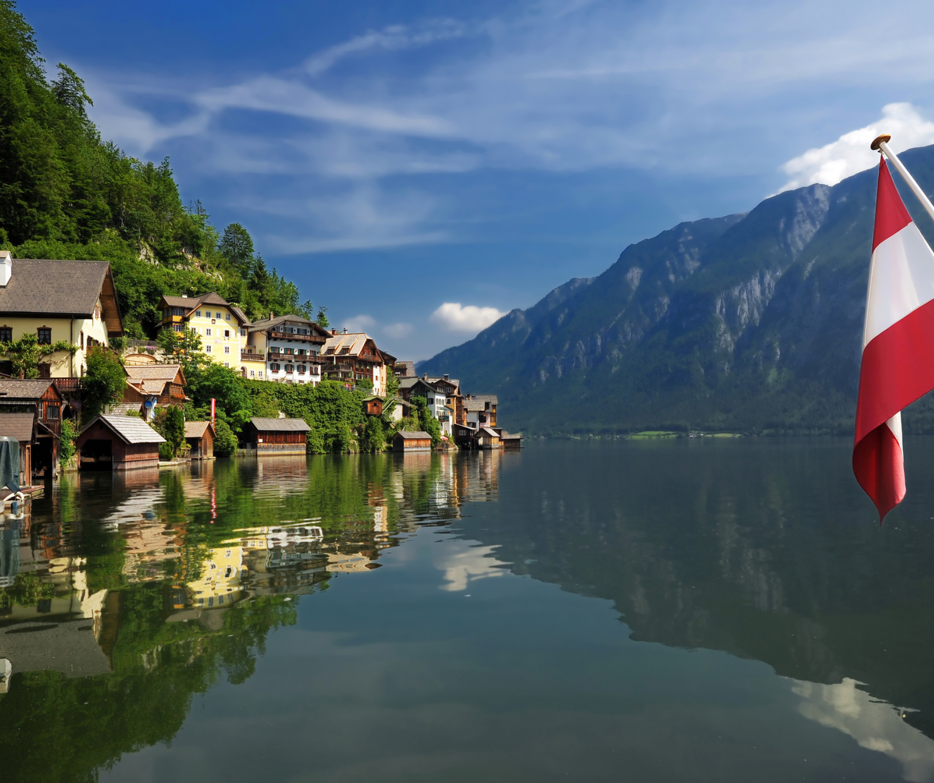 Người leo núi nhìn ra phong cảnh rộng lớn