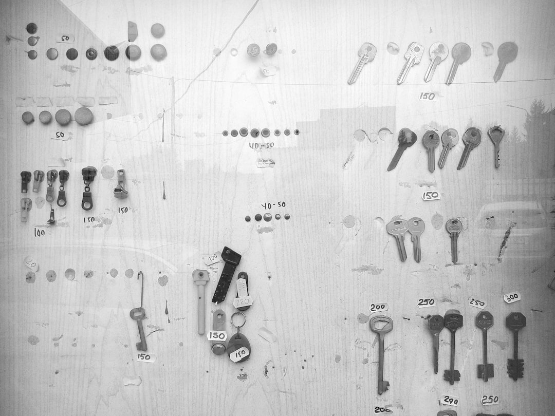 Người nội trợ đang sơ chế tôm và mực trên thớt