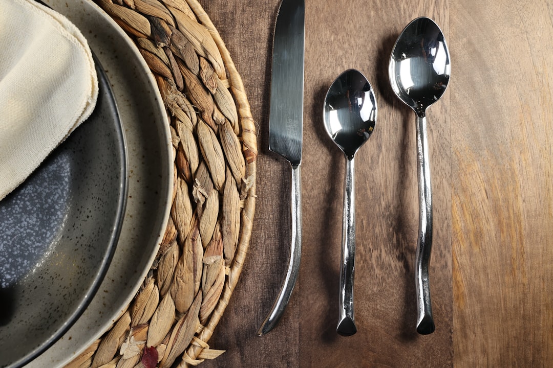 Nồi cháo sườn đang sôi nhẹ trên bếp