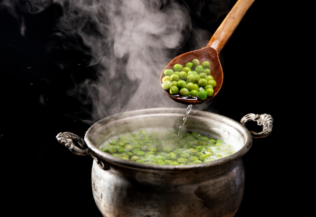 Nồi lẩu gà lá é đang sôi trên bếp