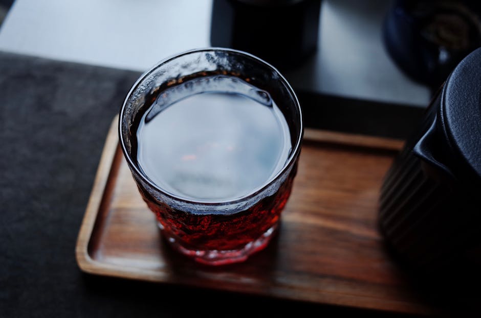 Nước đá và nước lỏng trong ly