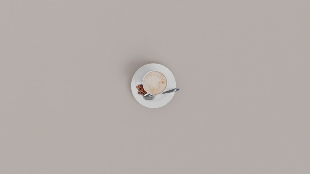 Tô cháo sườn non nóng hổi với hành lá và quẩy