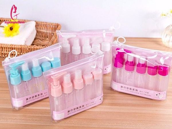 Các chai lọ mỹ phẩm du lịch nhỏ gọn trên bàn